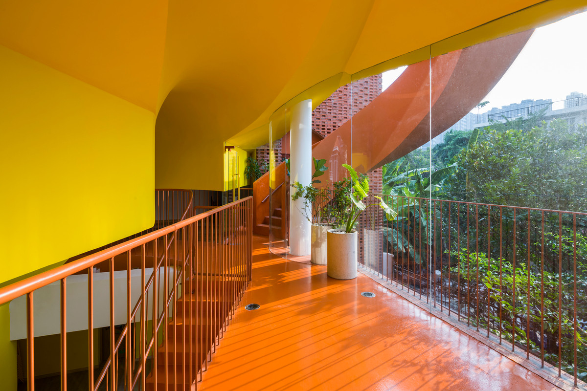 Phòng học và phòng chức năng thiết kế theo cấu trúc tầng bậc cao thấp của các sàn.