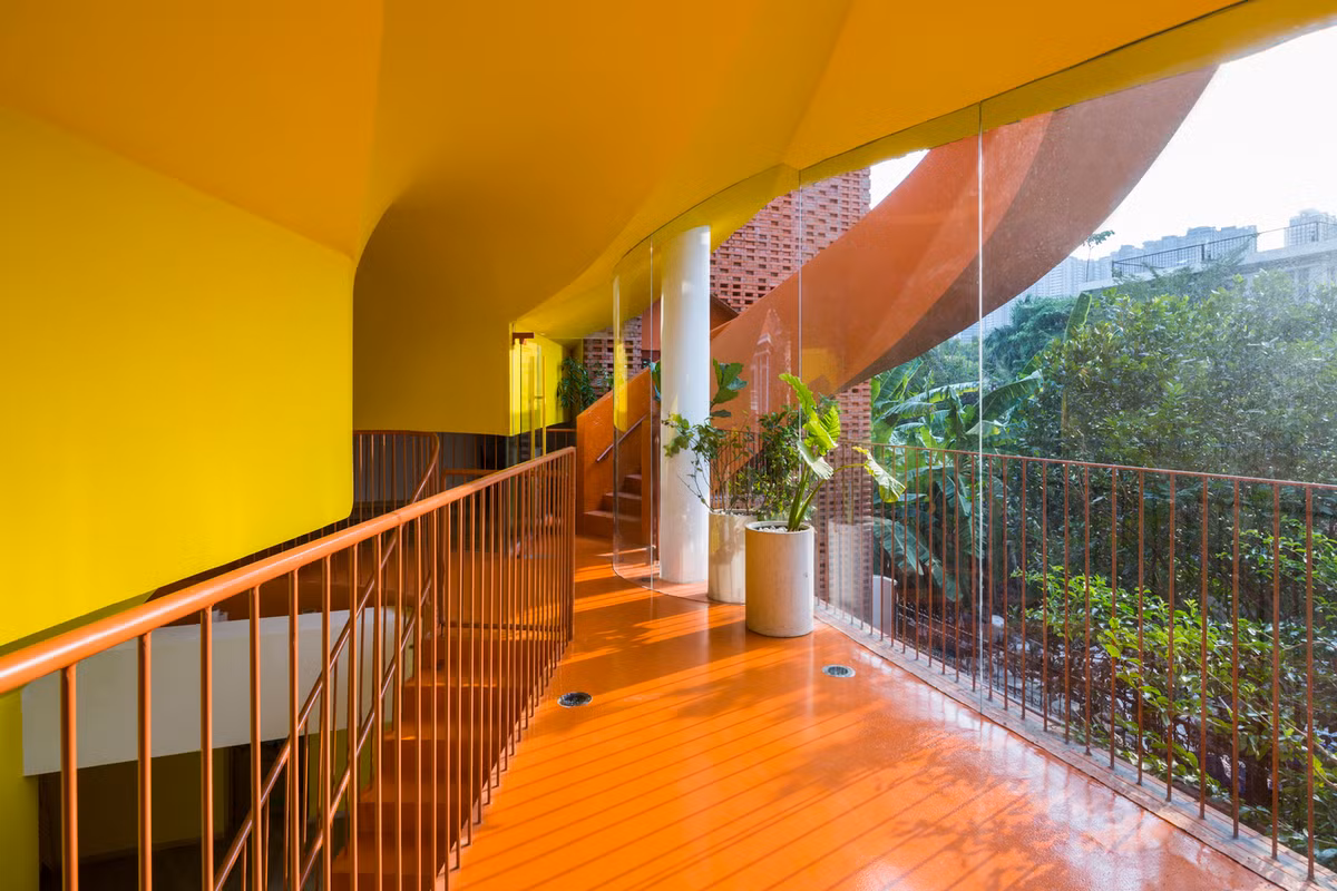 Phòng học và phòng chức năng thiết kế theo cấu trúc tầng bậc cao thấp của các sàn.