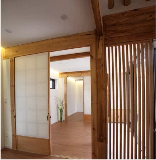 Cửa gỗ ấm áp ngăn cách giữa phòng ngủ và phòng khách.