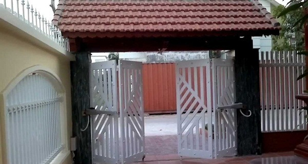 Cổng sắt được bảo vệ bởi mái ngói, không chịu ảnh hưởng nhiều của mưa gió nên càng bền hơn. Ảnh: Cokhigiahung.
