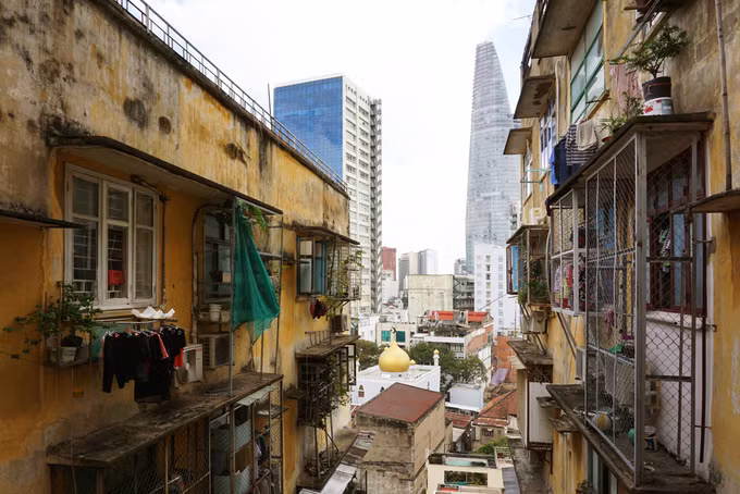  Căn hộ 27m2 nằm trong khu tập thể cũ 40 năm ở quận 1 (TP HCM) đã xuống cấp nên chủ nhà muốn cải tạo để tiếp tục mục đích ở hoặc cho thuê.