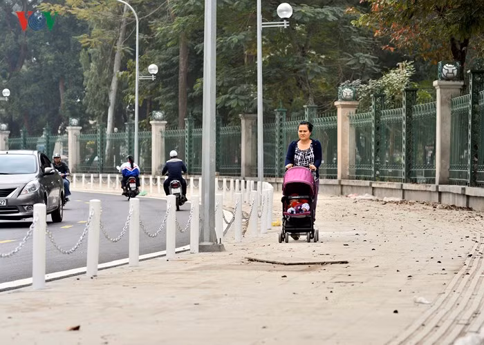 Vỉa hè 2 bên rộng tới 5m, là nơi lý tưởng để người dân dạo phố, tập thể dục...