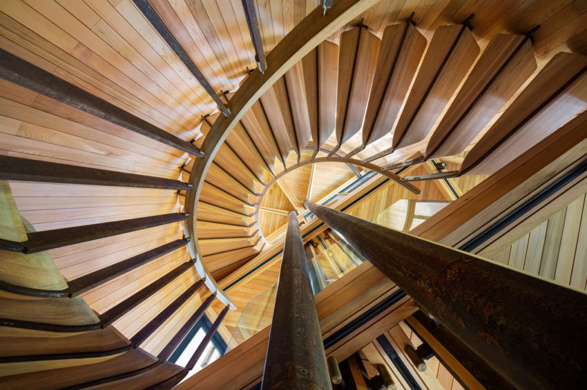 Cầu thang gỗ dạng xoắn.