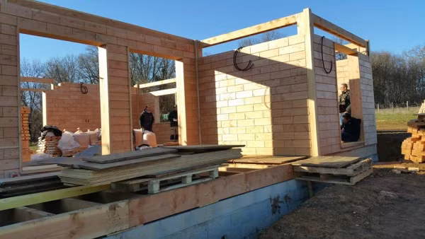 Tất cả những gì người thợ cần là một cái búa cao su được sử dụng để đẩy gạch vào khe, một cái khoan được sử dụng để cố định các nội thất. Ảnh: Homecrux.