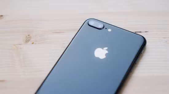 iPhone 8 Plus cũng có camera các thông số kép như iPhone X, tuy nhiên trên 8 Plus chỉ có camera chính hỗ trợ chống rung quang học (trên iPhone X thì cả hai camera đều được hỗ trợ) và camera phụ khẩu độ nhỏ hơn f/2.8.