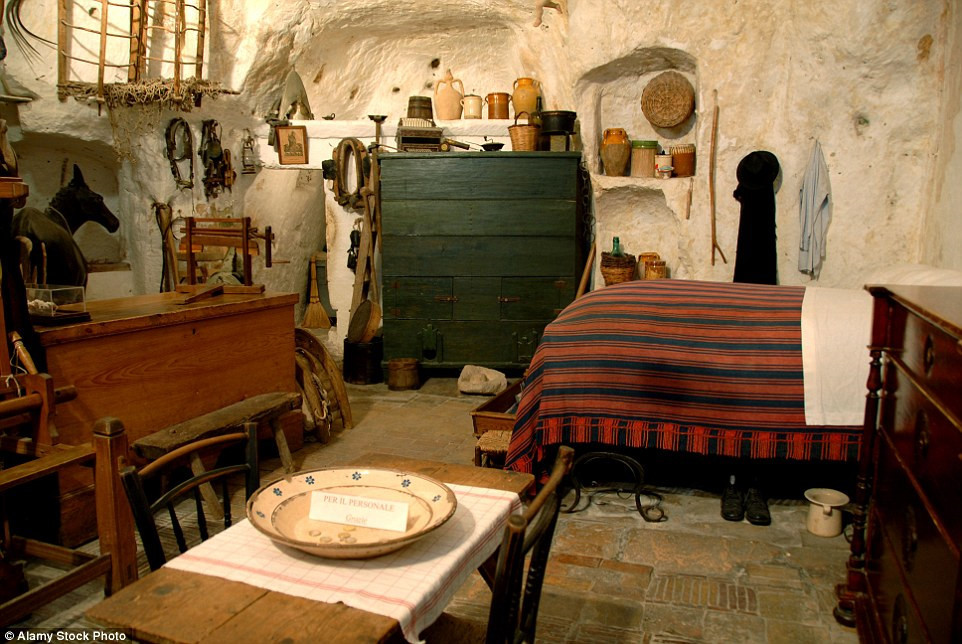 Bên trong ngôi nhà bằng đá có đầy đủ nội thất phục vụ cho cuộc sống sinh hoạt hàng ngày.