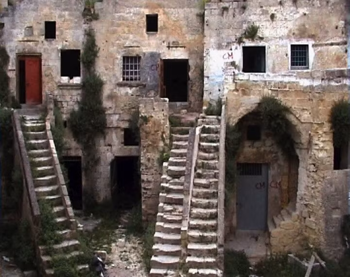 Ngày nay, các ngôi nhà đá đã được cải tạo phù hợp với cuộc sống hiện đại.