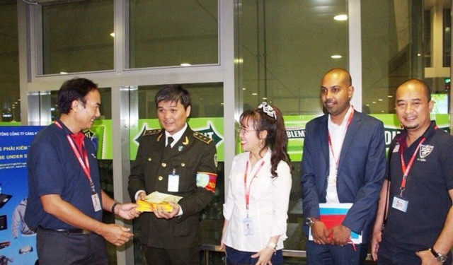 Nữ tỷ phú Nguyễn Thị Phương Thảo nói chuyện thân mật với cán bộ an ninh đang trong ca trực. Ảnh: Thoibaovietnam.