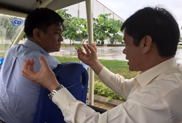 Tỷ phú Trần Bá Dương (phải) - Chủ tịch Thaco - say sưa bàn việc trên đường đi thăm các phân xưởng. Ảnh: Baodautu.
