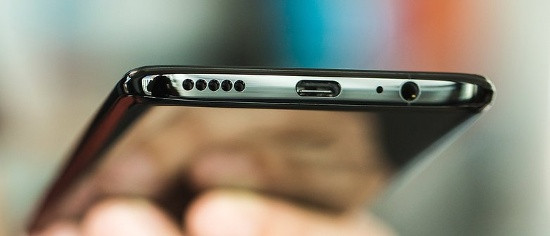 Mặt sau OnePlus 6 là cụm camera kép được bố trí theo chiều dọc thân máy với đèn flash LED kép phía dưới, tiếp theo là cảm biến vân tay và cuối cùng là logo OnePlus ngay bên dưới.