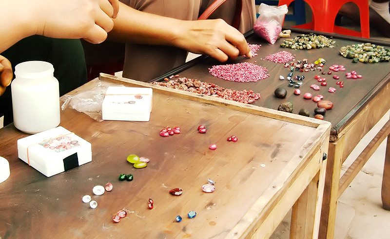 Người bán hàng đều là phụ nữ. Hầu hết họ đã gắn bó với chợ này từ khi nó hình thành. Ảnh: Dulichviet.