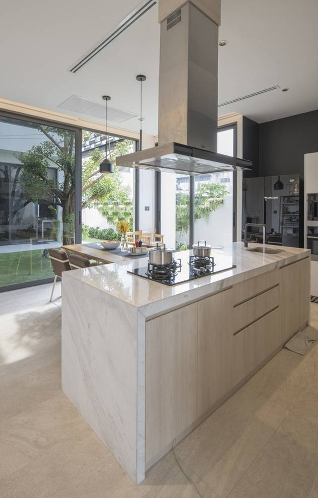 Nhà bếp thiết kế mở, thông thoáng hơn nhờ nhận gió và ánh sáng tự nhiên.