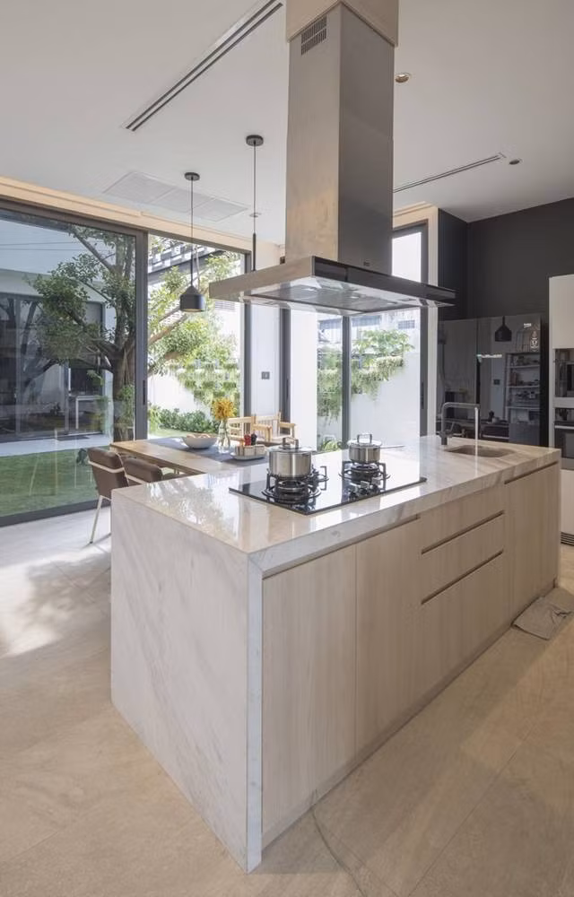 Nhà bếp thiết kế mở, thông thoáng hơn nhờ nhận gió và ánh sáng tự nhiên.