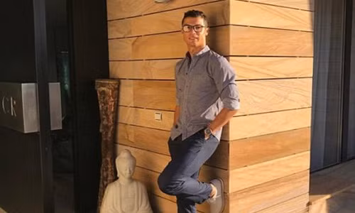 CR7 chụp ảnh tại dinh thự của mình ở La Finca