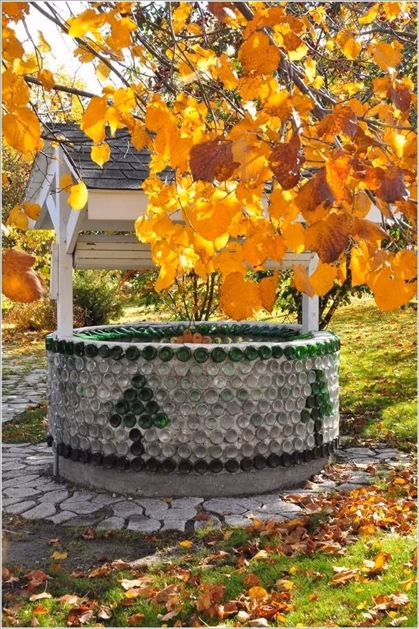 Đừng vội vứt bỏ chai thủy tinh mà có thể xếp chúng thành tiểu cảnh, thiết kế thêm phần mái là đủ tạo góc nhỏ yêu thương. Ảnh: Lumberjocks.