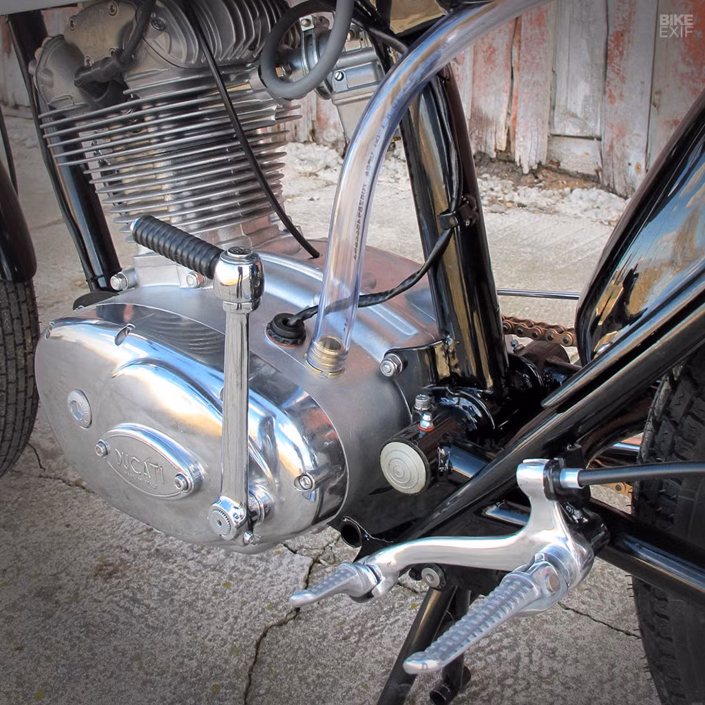 Luke bắt tay vào việc thay mới gioăng máy và toàn bộ bạc đạn. “Động cơ của những chiếc Scrambler này rất phù hợp với Cafe racer”, Luke chia sẻ.