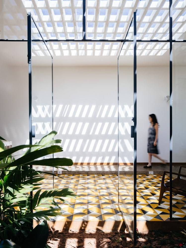 Hành lang đi từ phòng ăn ra phòng khách ngập ánh nắng.