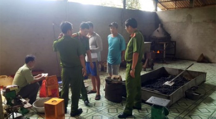 Ngày 27/11, Công an tỉnh Hậu Giang bắt quả tang một cơ sở sản xuất cà phê không phép tại xã Đại Thành, TX Ngã Bảy. Ảnh: Một thế giới.