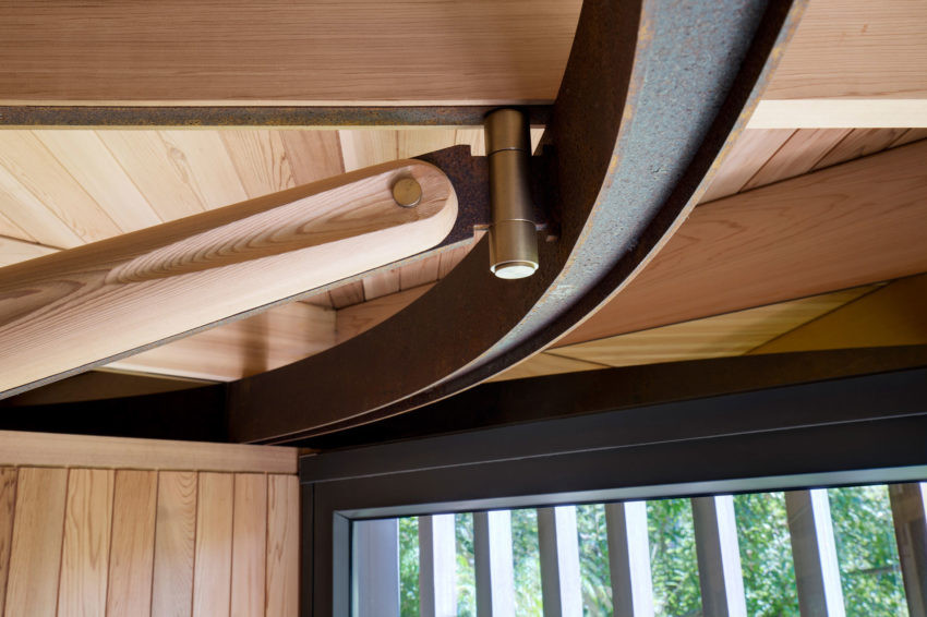 Trần nhà thiết kế cầu kỳ bằng gỗ.