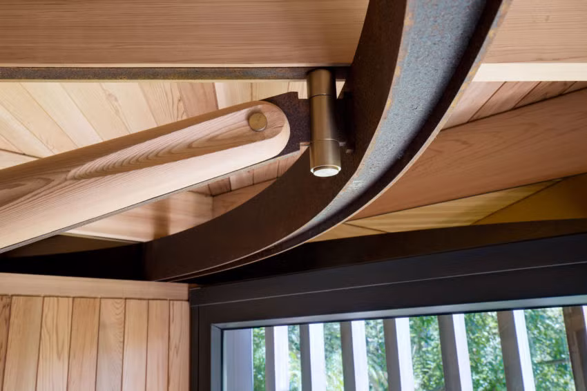 Trần nhà thiết kế cầu kỳ bằng gỗ.