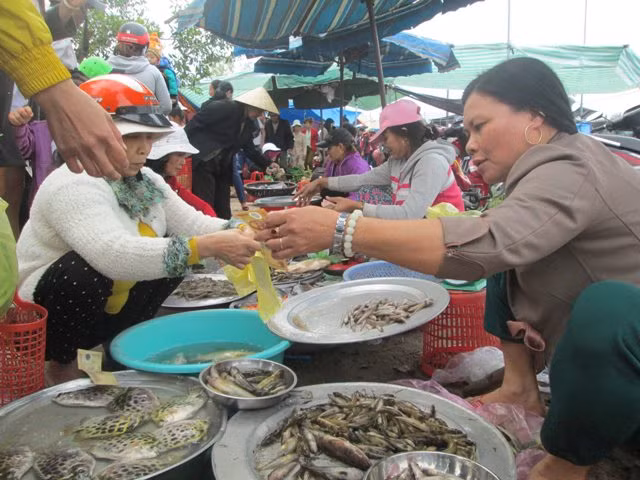 Điều thú vị trong phiên chợ là người bán không nói thách, người mua không trả giá, ai cũng đều vui vẻ. Ảnh: Baotainguyenmoitruong.