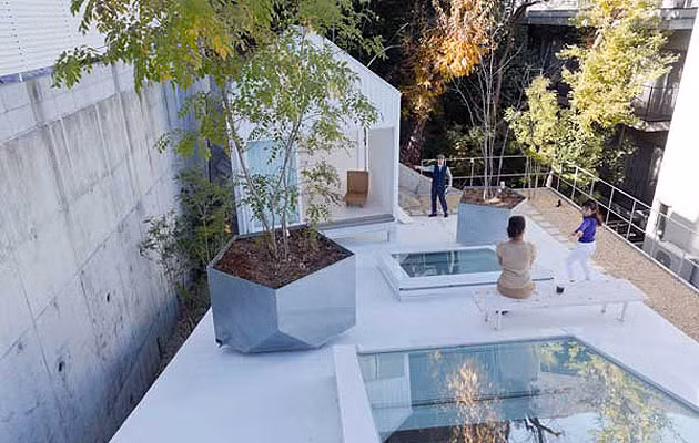 Nhà không có cửa sổ theo kiến trúc thông thường. Thay vào đó, cửa sổ đồng thời là cửa ra vào và hướng lên trời.