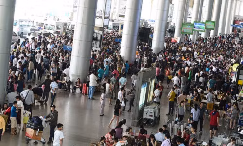 Hai ngày cuối tuần, khu vực ga đến quốc tế sân bay Tân Sơn Nhất, TP.HCM, đông nghịt người chờ đón người thân từ nước ngoài về ăn Tết.