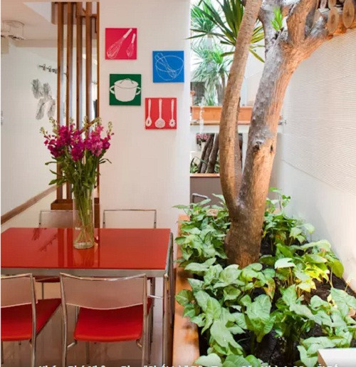 Khoảng thông tầng hoàn hảo với tiểu cảnh cây xanh giúp con người gần gũi với thiên nhiên.