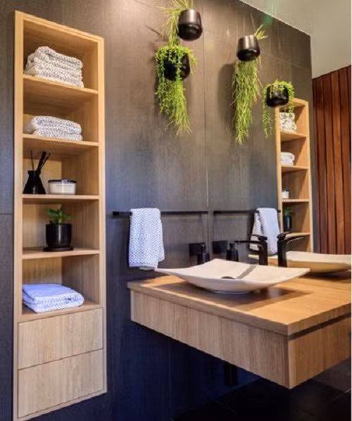 Giá kệ gỗ ngày càng được ưa chuộng trong phòng tắm nhờ cách thiết kế đơn giản nhưng không kém phần tiện dụng.