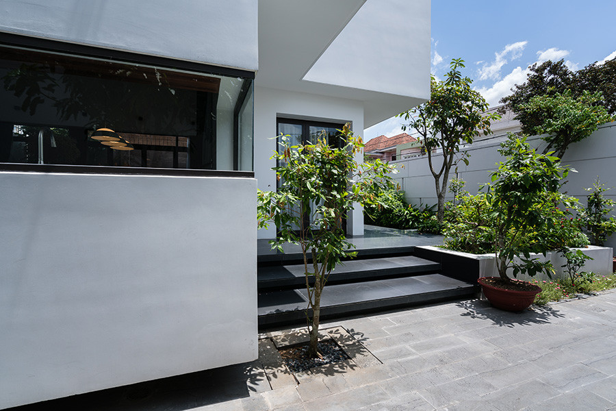 Lối chính vào nhà được trang trí nhiều cây xanh.