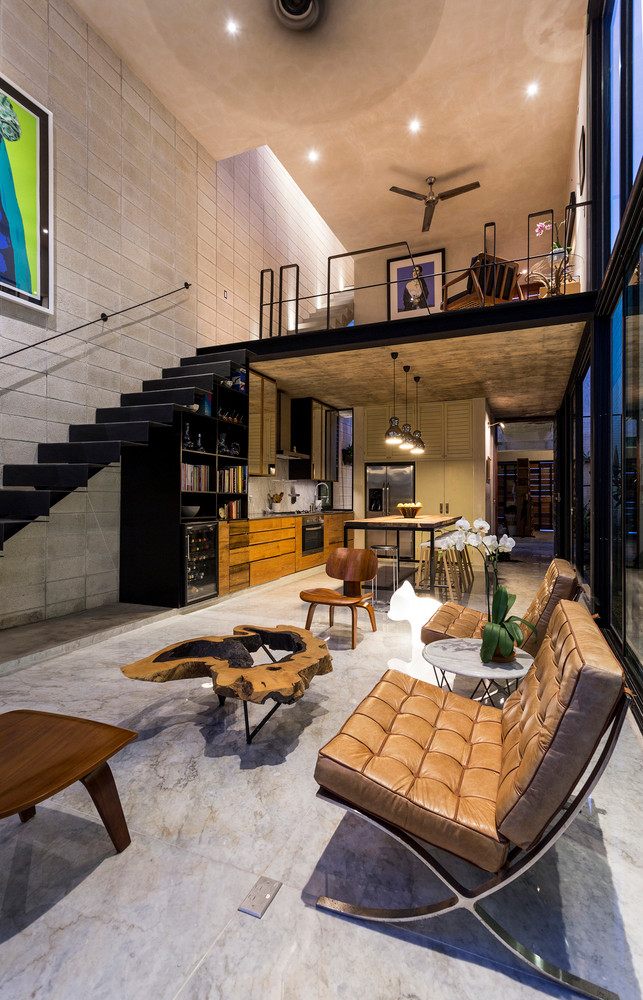 Khu vực tiếp khách liên thông với bếp giúp 2 không gian hòa hợp tuy ngăn và không cách, tạo cảm giác rộng hơn cho ngôi nhà.