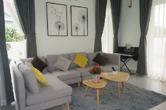 Với diện tích 8x25m, phòng khách của biệt thự mini được tách khỏi khu vực ăn uống.