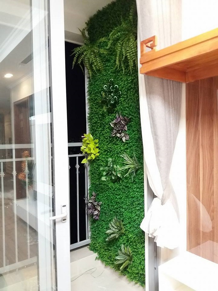 Việc sử dụng cây giả tạo mảng xanh trên tường ngày càng được ưa chuộng bởi vừa tiện lợi vừa tô điểm cho góc nhỏ ban công. Ảnh: Fhomes.