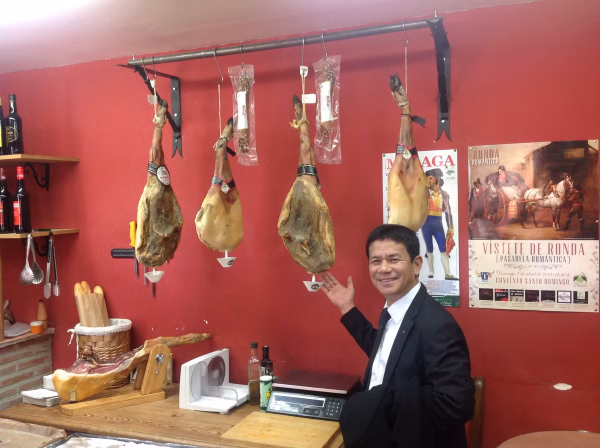 Đùi lợn đen Iberico muối thường nặng từ 8 - 10kg, loại rẻ nhất 8,5 triệu đồng, loại thượng hạng gần 25 triệu đồng. Ảnh: Catamcahoi.