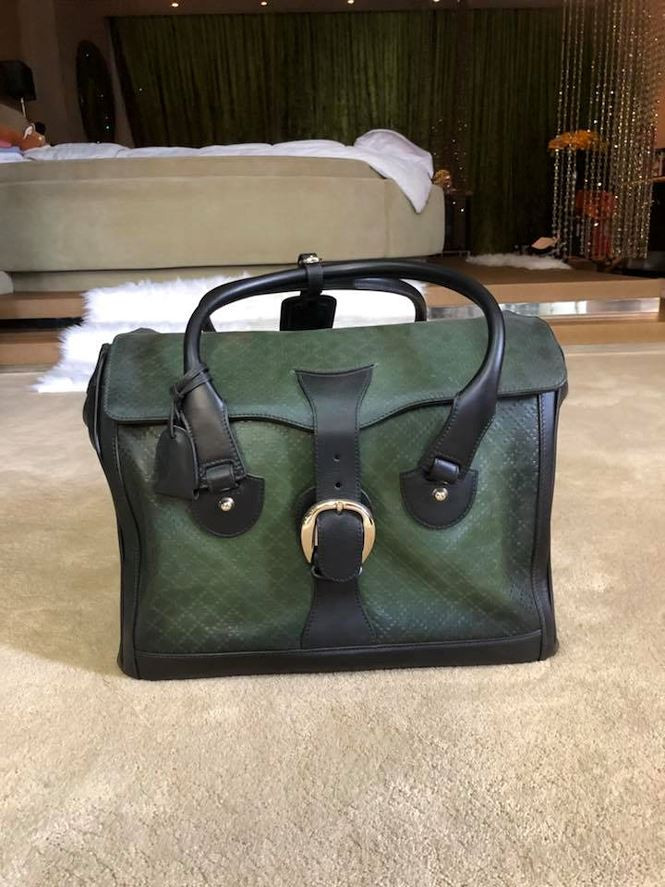 Túi xách Gucci xanh có giá 2.200 USD.