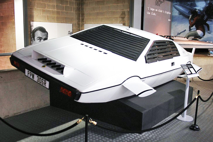Năm 2013, ông mạnh tay chi 920.000 USD để sở hữu chiếc tàu ngầm Lotus Esprit. Nguồn ảnh: Business Insider.