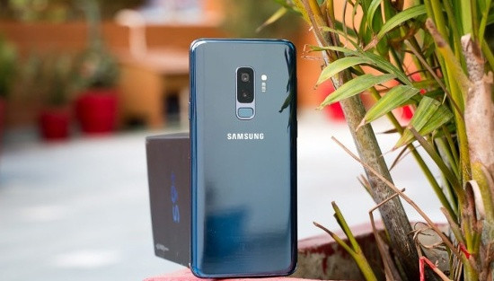 Thực tế thiết kế của Samsung Galaxy S9 Plus không có nhiều thay đổi so với người tiền nhiệm Galaxy S8 Plus, chỉ có một thay đổi dễ nhận thấy nhất đó là cụm cảm biến vân tay được đặt ở vị trí thuận lợi, dễ thao tác hơn nhiều so với thế hệ trước.