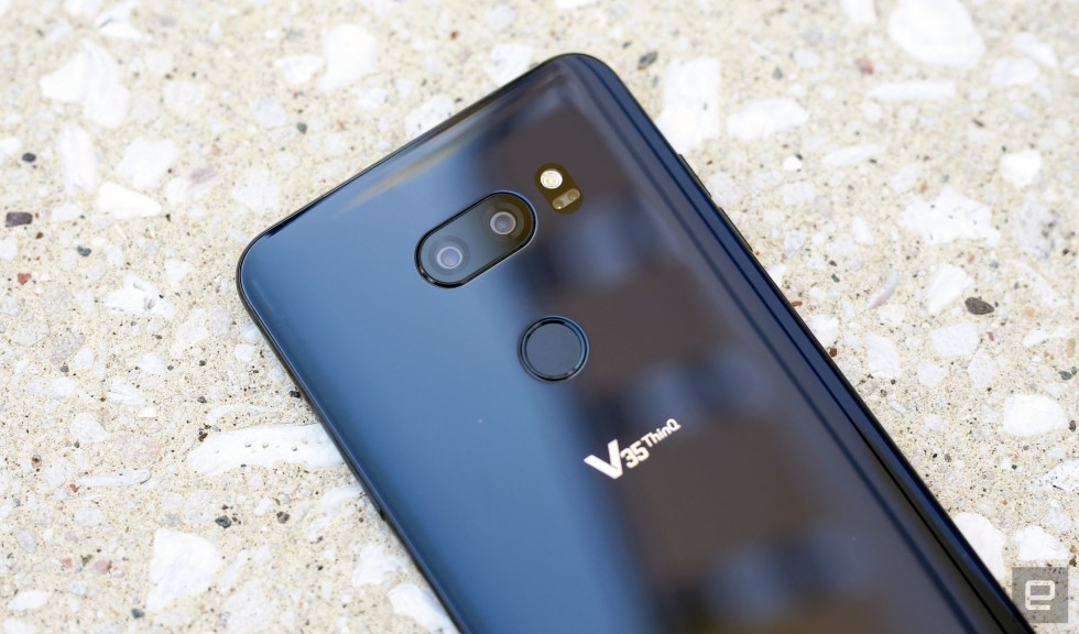 Một điểm khiến người ta khó hiểu khác là V35 ThinQ gần như giữ nguyên thiết kế của mẫu V30 năm ngoái. Nâng cấp đáng chú ý nhất của nó chính là con chip Snapdragon 845 để đưa cấu hình của máy ngang hàng với các di động hàng đầu hiện nay. Trước đó, V30 ThinQ cũng có thiết kế tương tự.