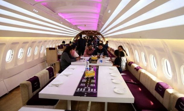 Để dùng bữa trên máy bay, thực khách phải trả 4 USD cho một vé máy bay và cũng phải trải qua quá trình kiểm tra an ninh.