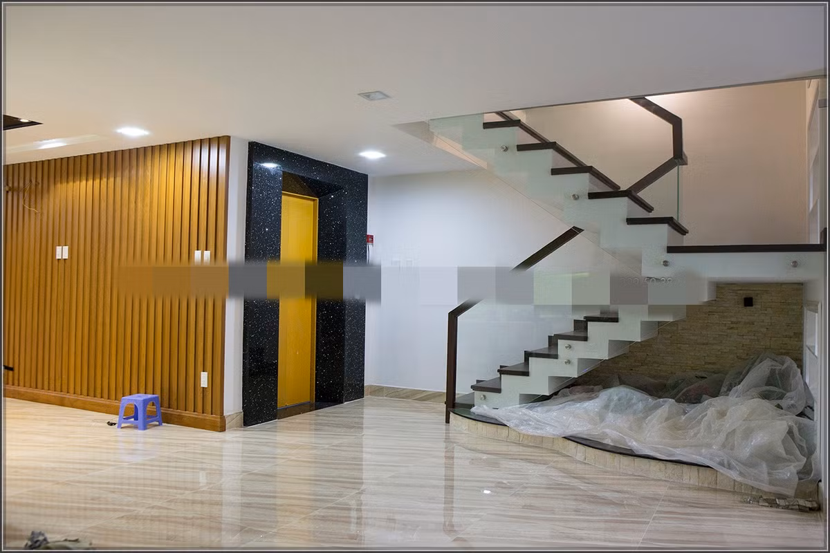 Gara để xe, khu vực bếp, phòng ăn, hồ bơi được khéo léo phân tách bằng sàn giật cấp.