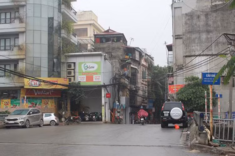 Anh Đỗ Văn Thiệp (phường Bạch Đằng, quận Hai Bà Trưng) cho biết, từ hôm qua anh đã đi taxi đến cơ quan bởi khu vực đỗ xe gần cơ quan (phố Lê Đại Hành) chuyển sang thu phí theo giờ. “Tính ra ngày làm việc 8 tiếng, tôi sẽ mất hơn 300 ngàn đồng tiền gửi xe. Tôi đã nghe nói sẽ tăng giá gửi xe nhưng không nghĩ lại nhanh như thế. Lẽ ra phải tăng có lộ trình để mọi người còn xoay xở", anh Thiệp đề xuất.