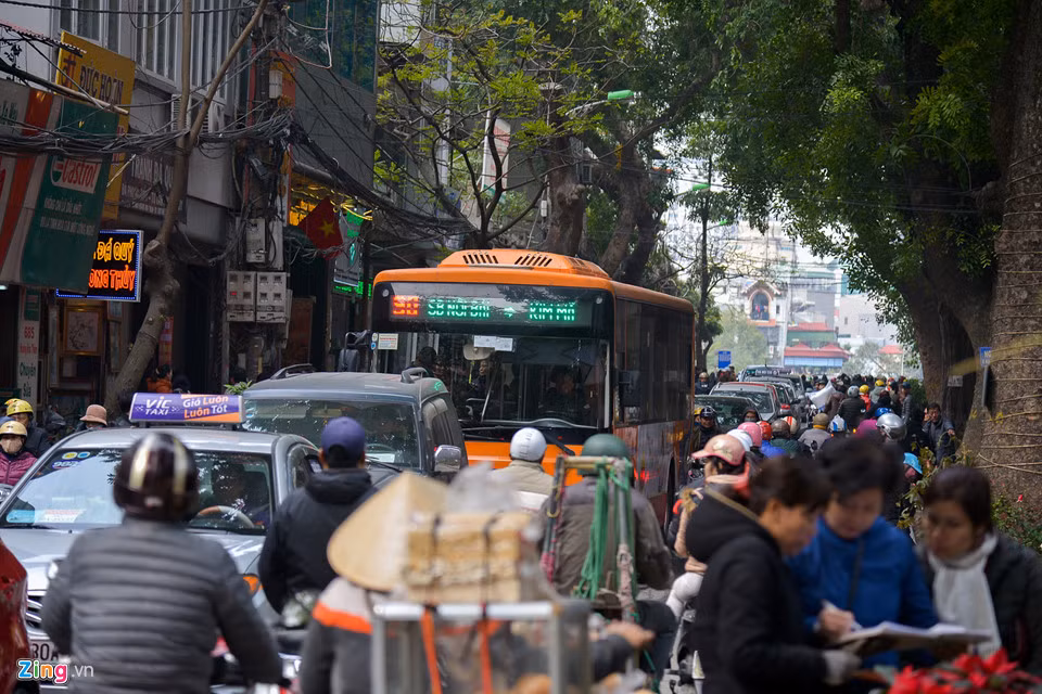 Tuyến đường quanh chợ hoa Hoàng Hoa Thám nhiều ngày nay đã đông đúc hơn, không khí mua bán nhộn nhịp.