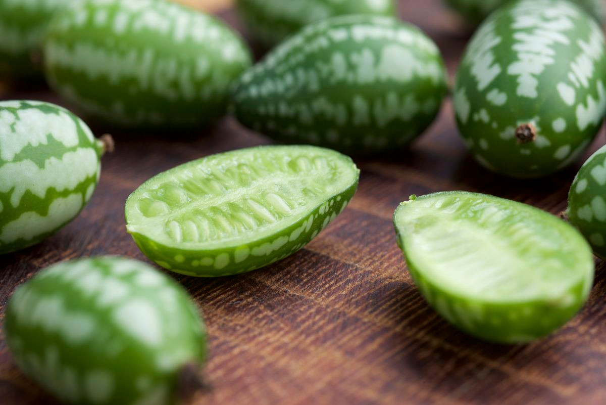 Bên trong dưa hấu tí hon này không có màu đỏ hay vàng mà là màu xanh giống như dưa chuột. Ảnh: DailyNew.