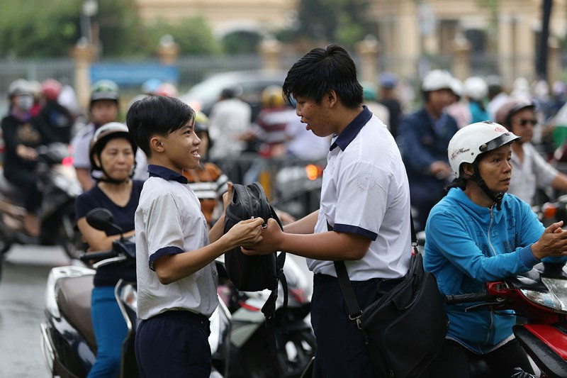 Buổi thi đầu tiên là môn Văn với thời gian làm bài 120 phút. Trong mùa tuyển sinh năm nay, toàn TP có tổng cộng 145 hội đồng thi, trong đó có 135 hội đồng thi lớp 10 thường và 10 hội đồng thi lớp 10 chuyên.