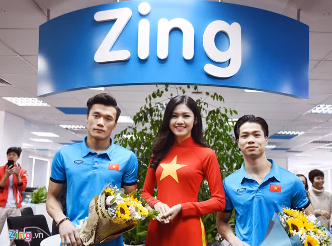 Bùi Tiến Dũng (trái) trong cuộc giao lưu với Zing.vn sau kỳ tích U23 Việt Nam. Ảnh: Hoàng Hà.