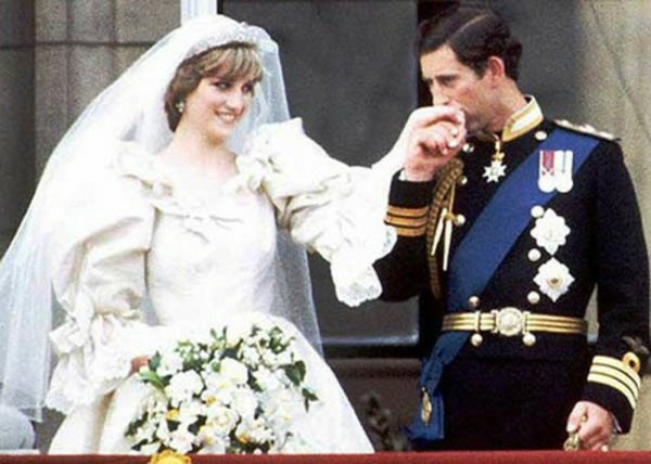 Ước tính, chi phí cho đám cưới khoảng 110 triệu USD. Trong đó, đáng chú ý nhất là chiếc váy cưới của công nương Diana đính 10.000 viên ngọc trai.