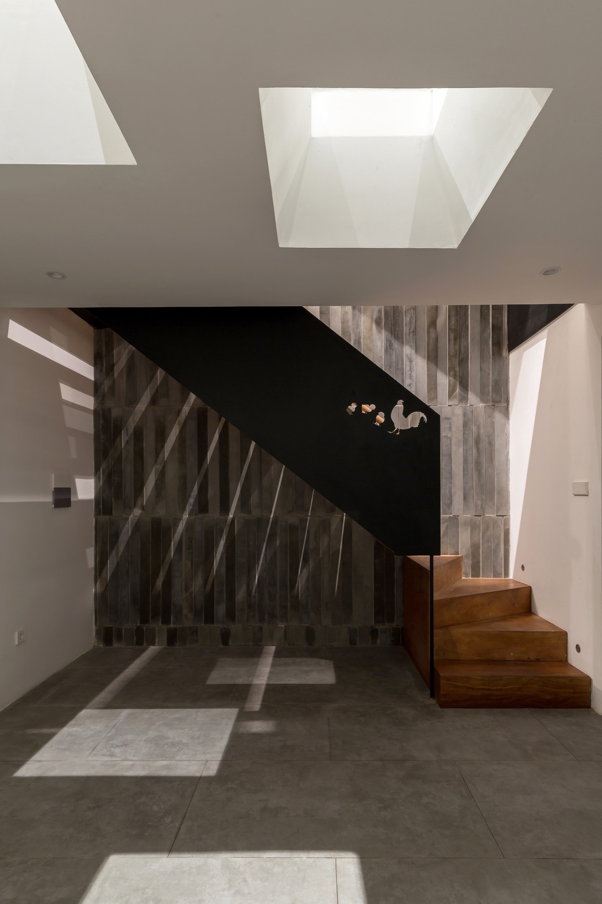 Nhà 3 tầng giữa phố thị ngập nắng đến bất ngờ. Nguồn ảnh: HoangLe.