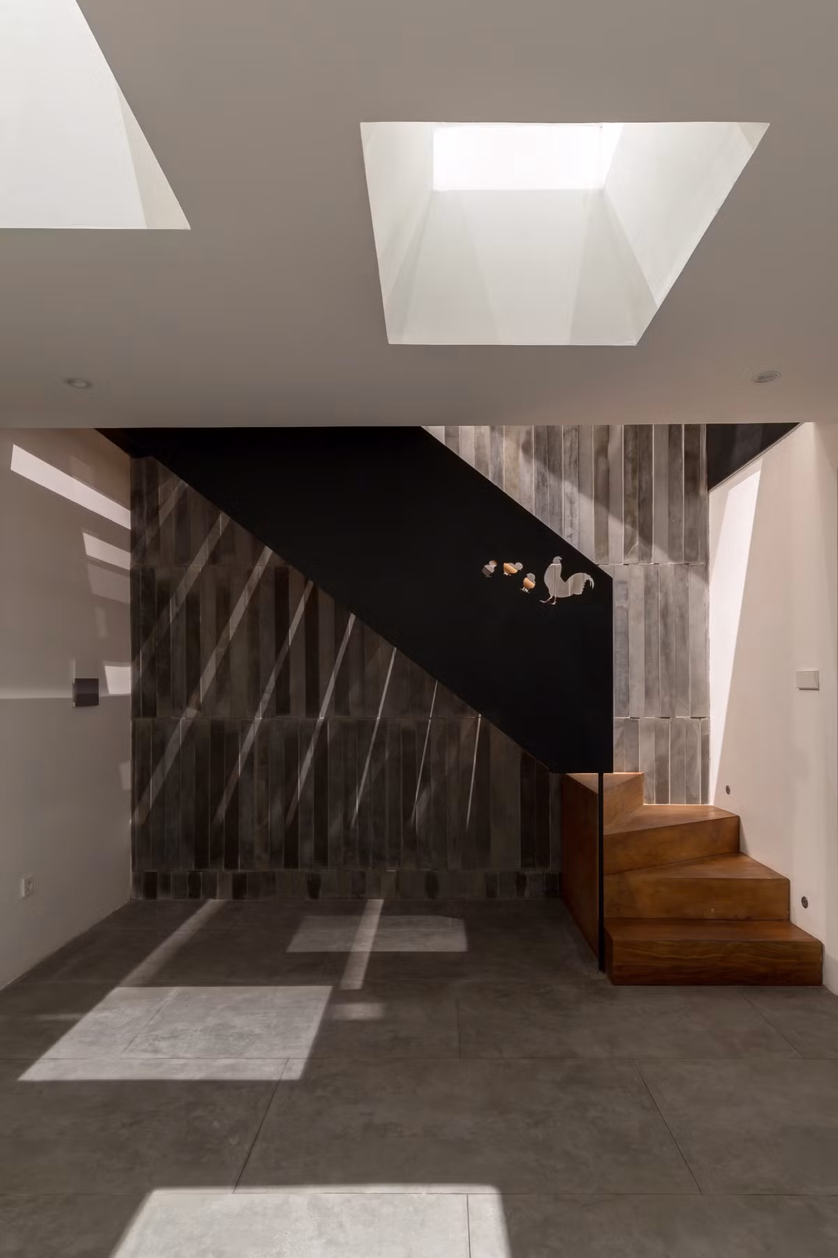 Nhà 3 tầng giữa phố thị ngập nắng đến bất ngờ. Nguồn ảnh: HoangLe.