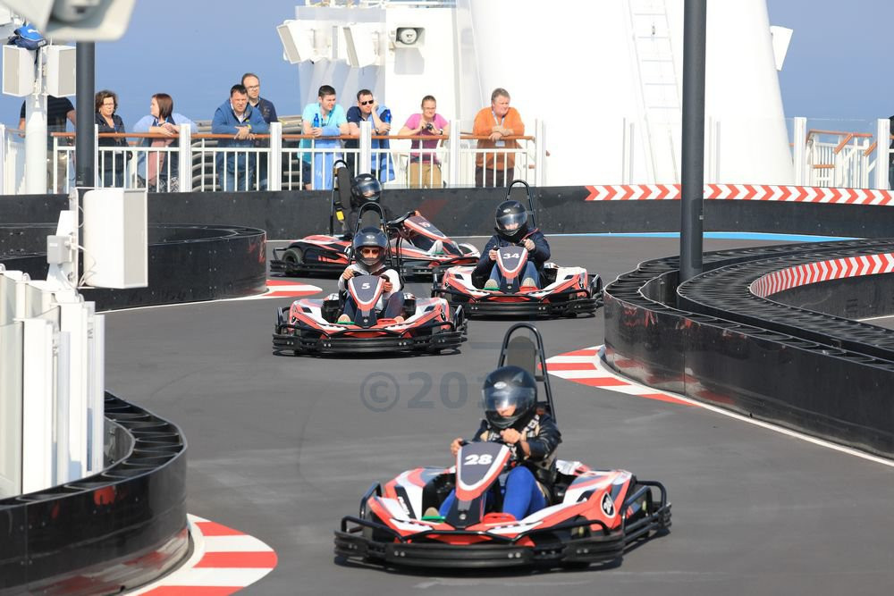 Từ đây, các tay đua và khán giả có được góc nhìn tuyệt vời với đường đua và biển xanh.