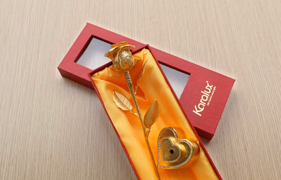 Hoa hồng vàng nguyên khối có giá trị hàng trăm triệu đồng vẫn luôn hút khách đại gia Việt mỗi dịp 14/2, 8/3 hay 20/10. Ảnh: Karalux.